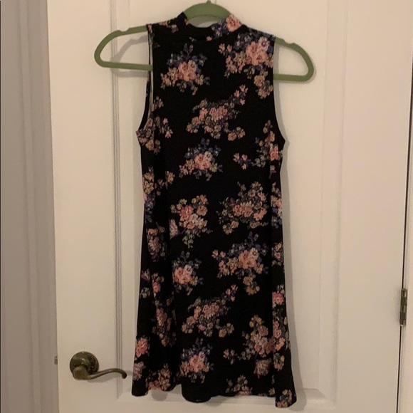 Sleeveless flower print choker dress - Picture 2 of 3